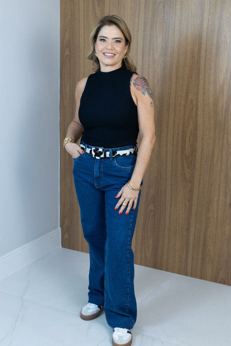 Imagem de Regata Maya Wavy - Preta - Minimalismo com Textura e Gola Alta Sofisticada